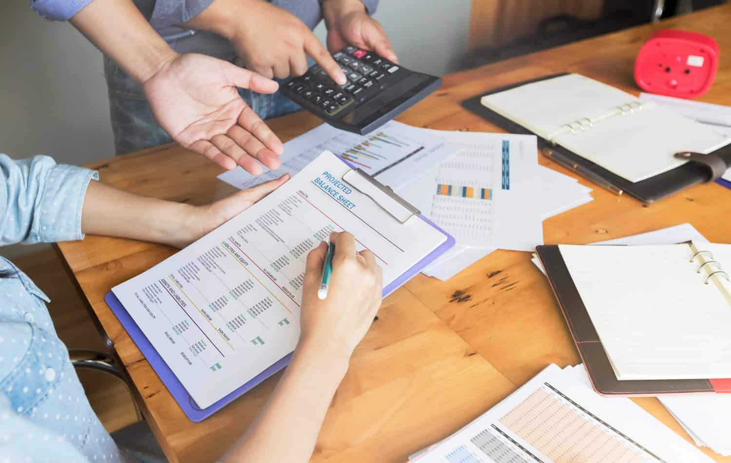 When to Outsource Your Accounting: 5 Signs It’s Time to Call in the Experts